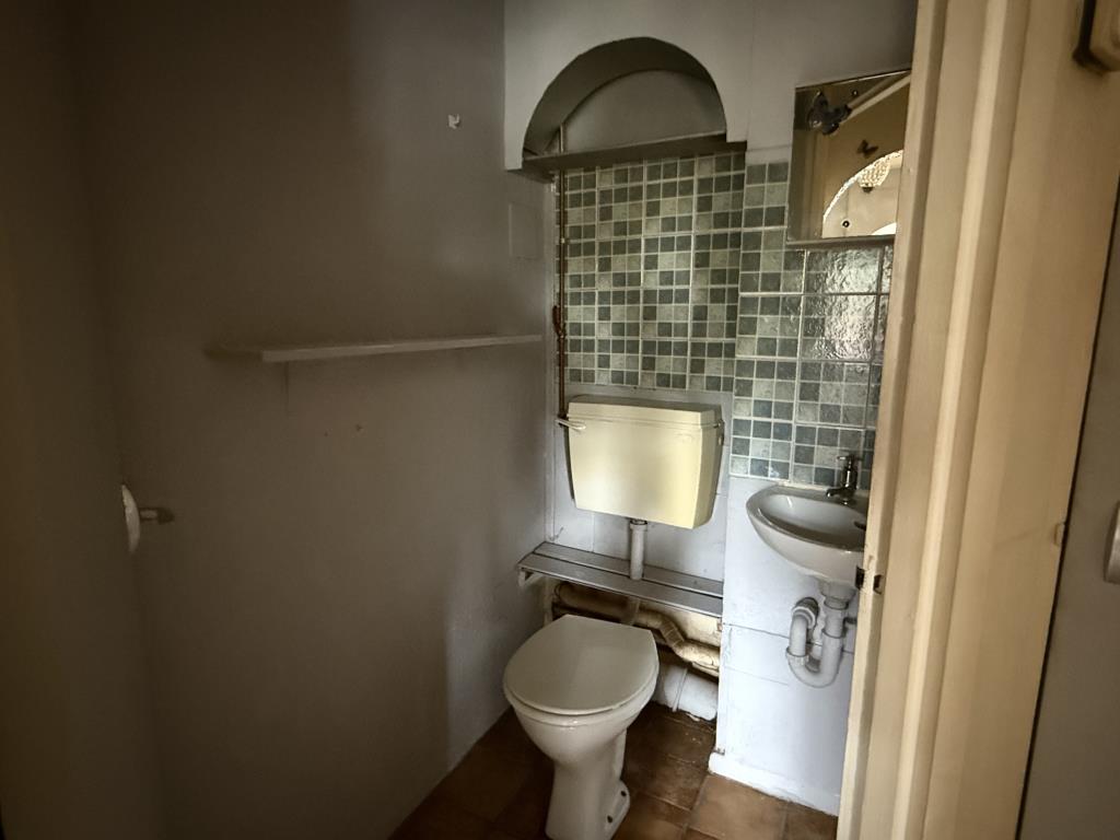 Lot: 175 - HOUSE IN NEED OF IMPROVEMENT - Downstairs Cloakroom in house in need of refurbishment